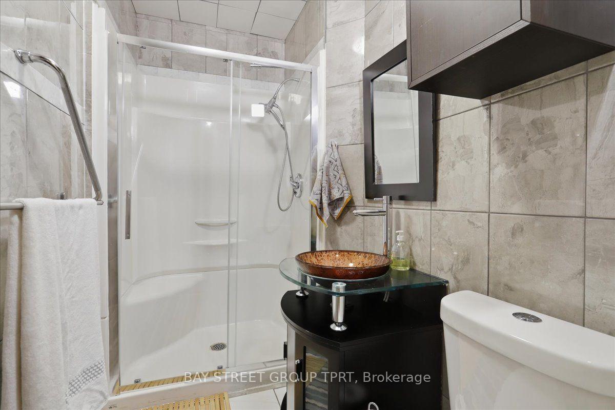 Photo 18 of 134 Clearbrooke Circle, Etobicoke, Rexdale-Kipling — HOMEH