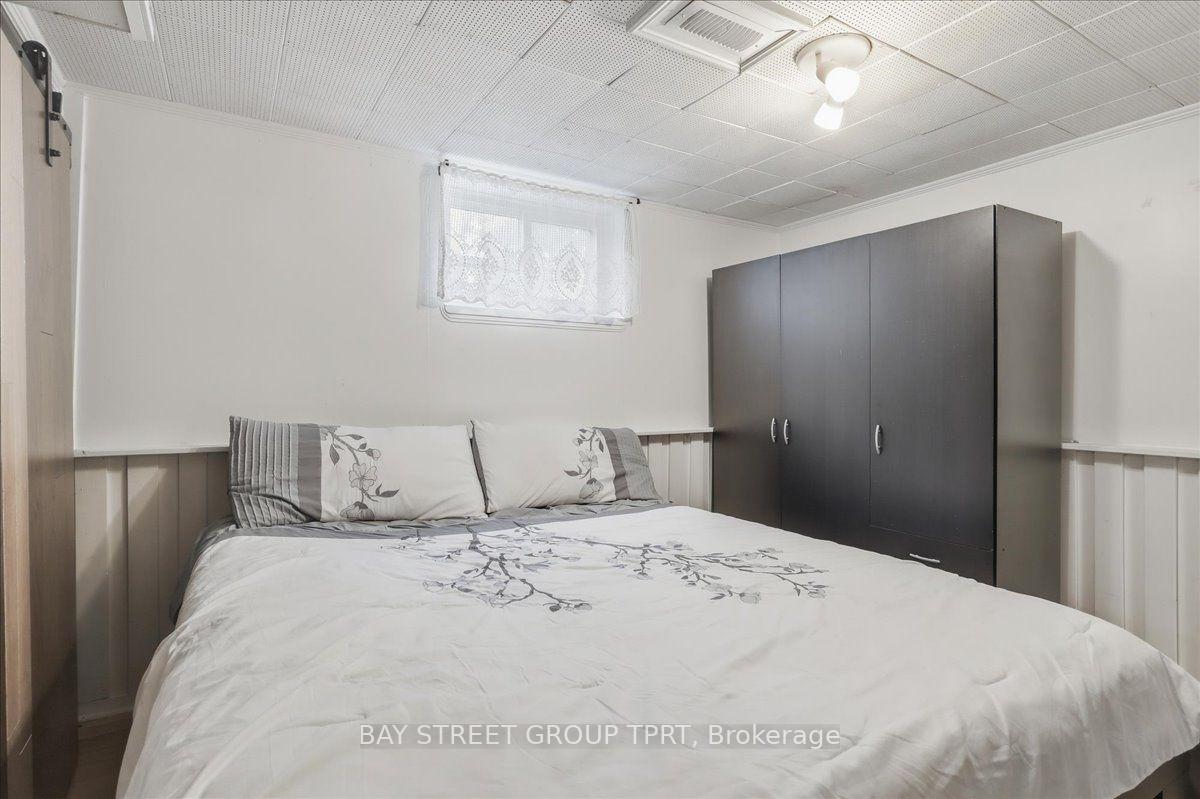 Photo 33 of 134 Clearbrooke Circle, Etobicoke, Rexdale-Kipling — HOMEH