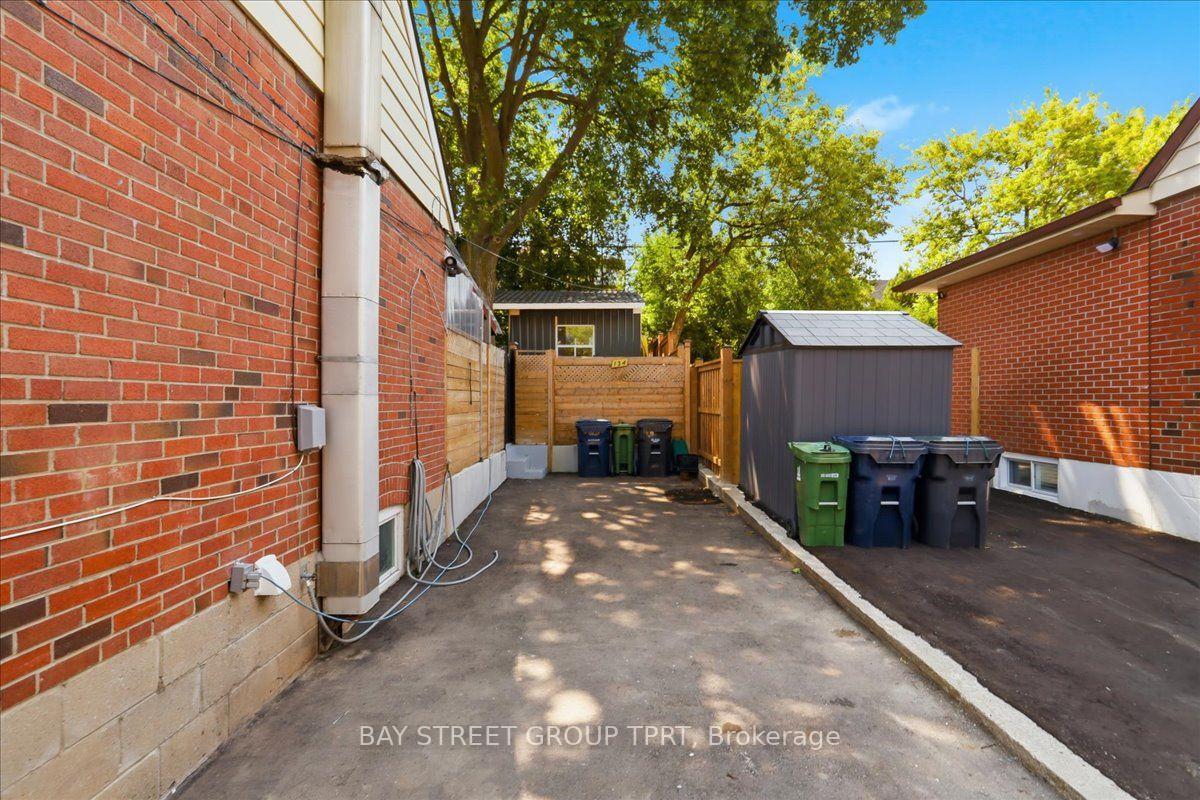 Photo 43 of 134 Clearbrooke Circle, Etobicoke, Rexdale-Kipling — HOMEH