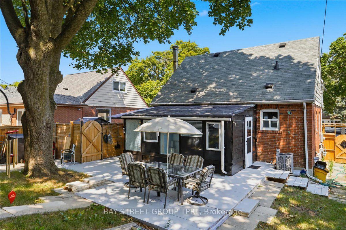 Photo 46 of 134 Clearbrooke Circle, Etobicoke, Rexdale-Kipling — HOMEH