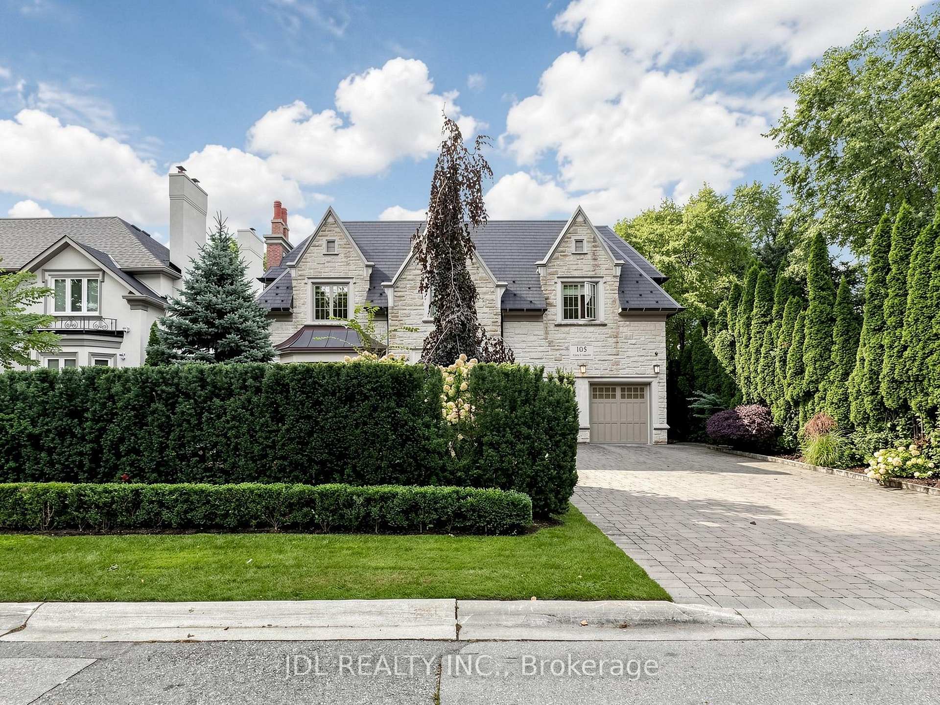 Photo 2 of 105 Arjay Crescent, North York, Bridle Path-Sunnybrook-York Mills — HOMEH