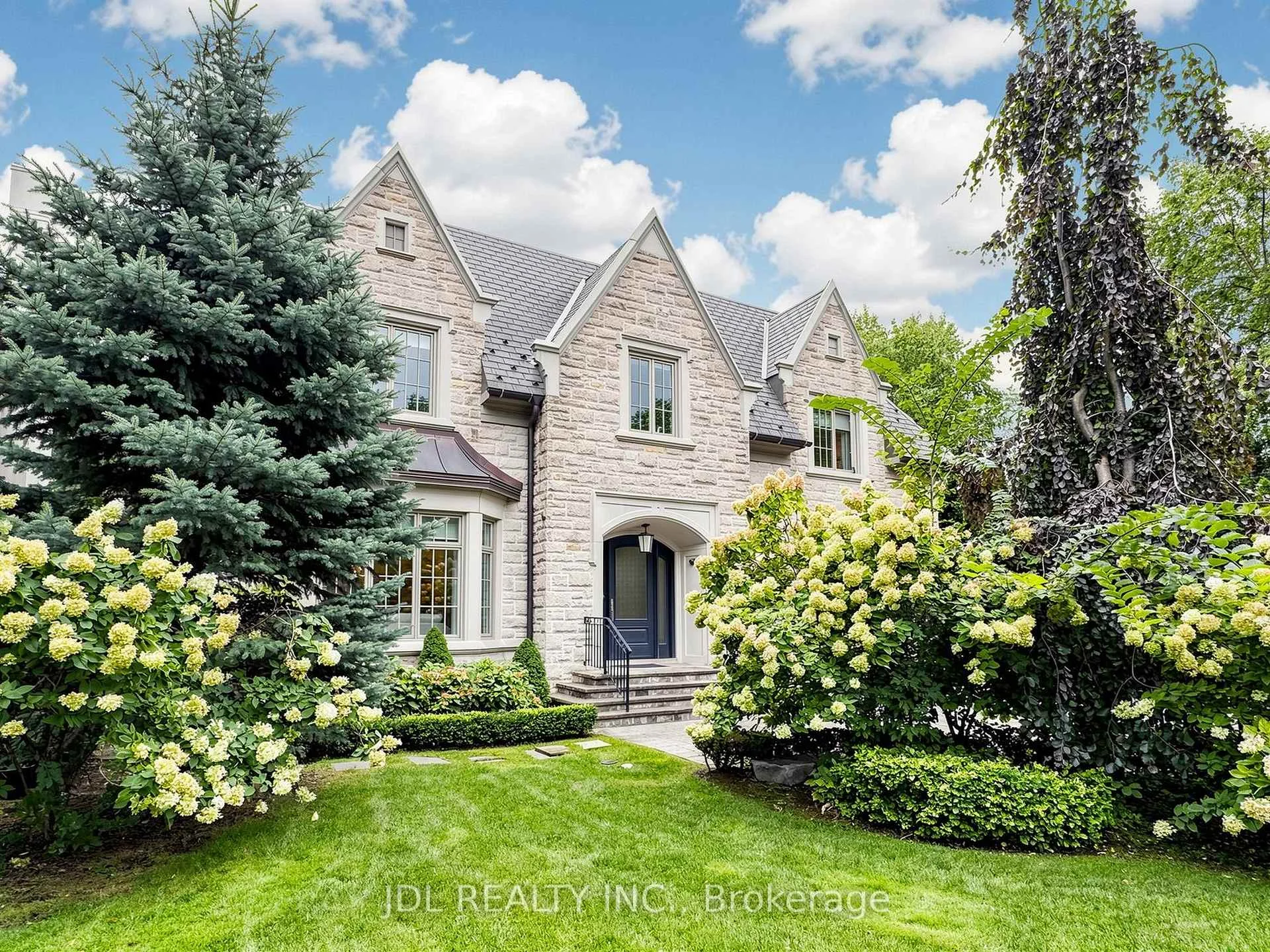 Photo 8 of 105 Arjay Crescent, North York, Bridle Path-Sunnybrook-York Mills — HOMEH
