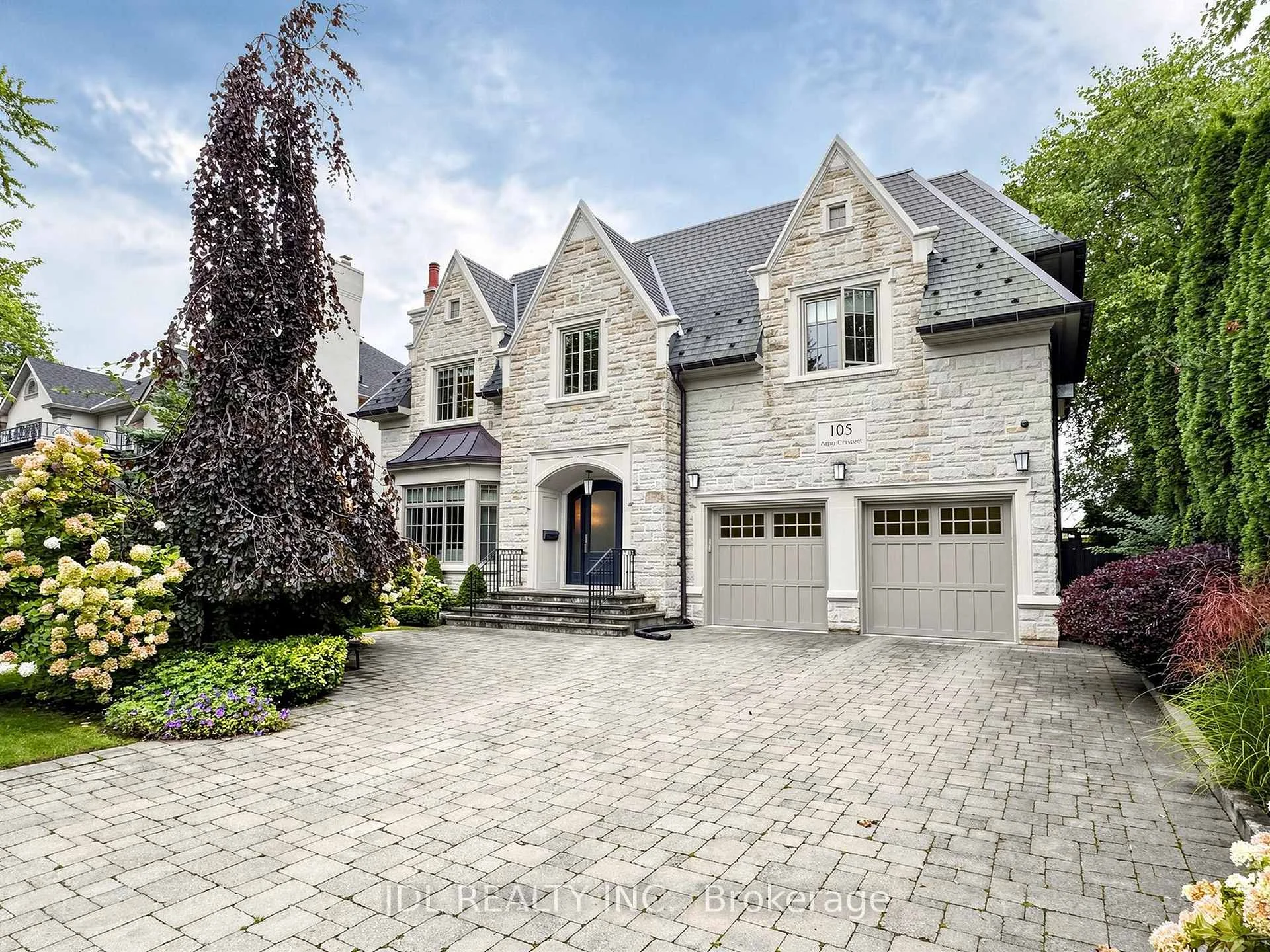 Photo 9 of 105 Arjay Crescent, North York, Bridle Path-Sunnybrook-York Mills — HOMEH