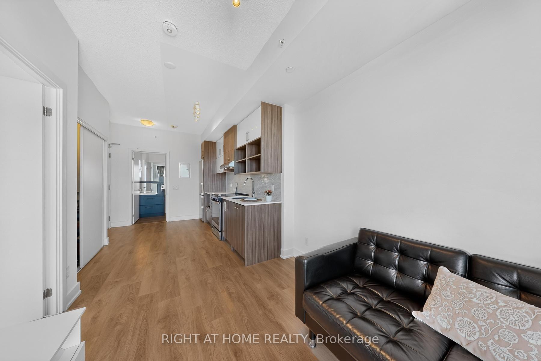 Photo 3 of Unit 7, 128 Fairview Mall Drive, North York, Don Valley Village — HOMEH