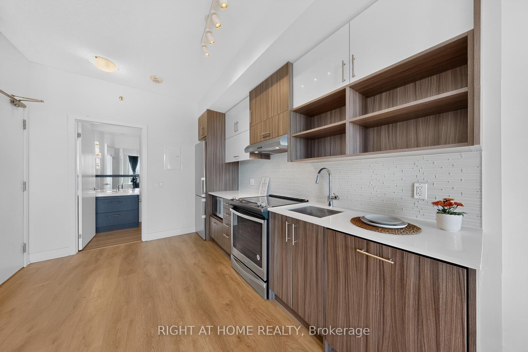 Photo 4 of Unit 7, 128 Fairview Mall Drive, North York, Don Valley Village — HOMEH
