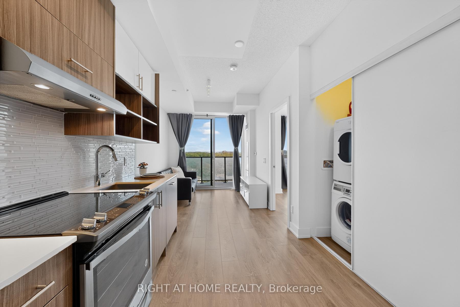 Photo 5 of Unit 7, 128 Fairview Mall Drive, North York, Don Valley Village — HOMEH