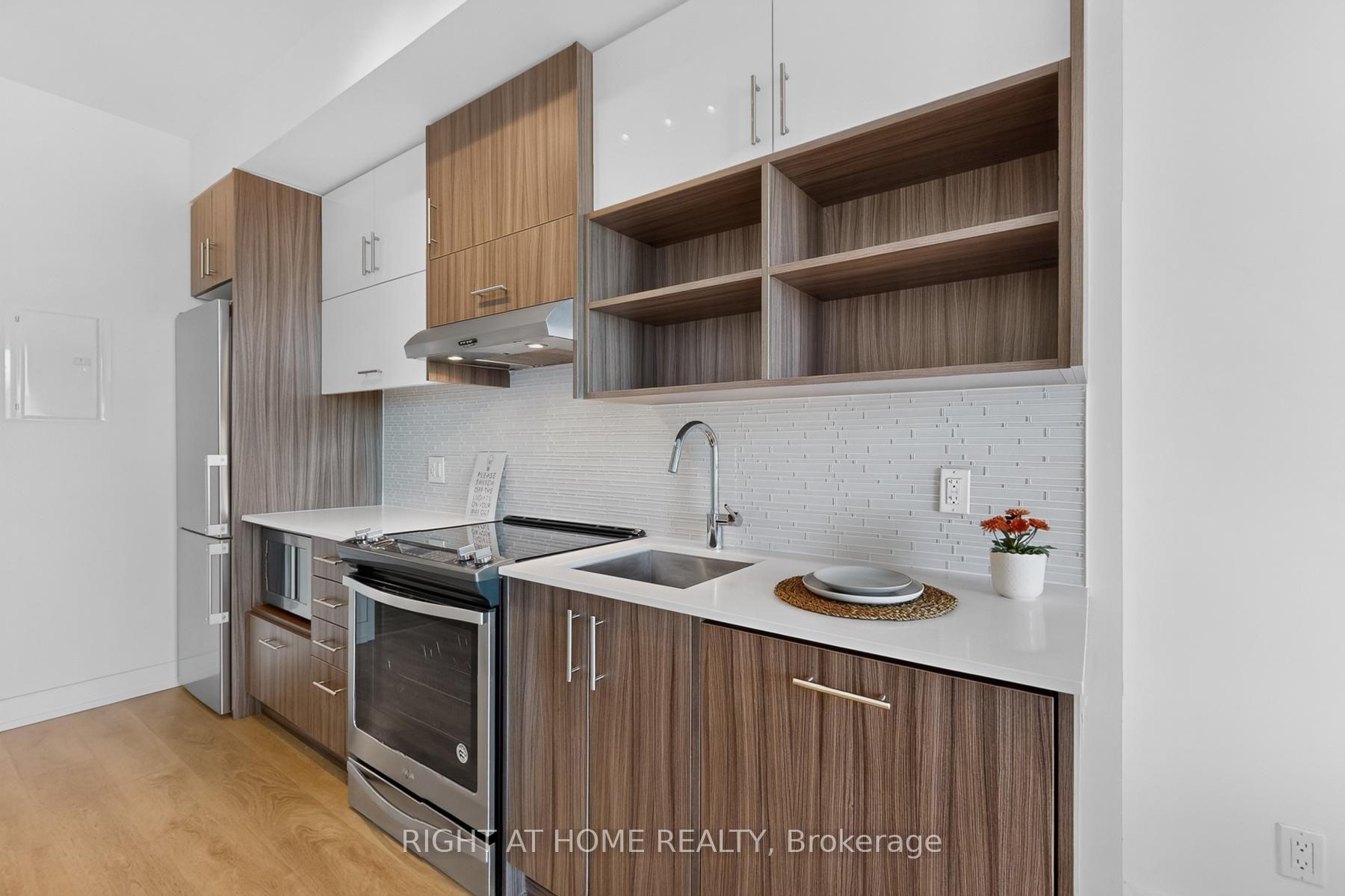 Photo 8 of Unit 7, 128 Fairview Mall Drive, North York, Don Valley Village — HOMEH