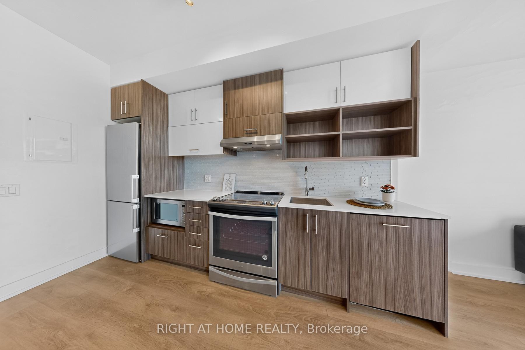 Photo 10 of Unit 7, 128 Fairview Mall Drive, North York, Don Valley Village — HOMEH