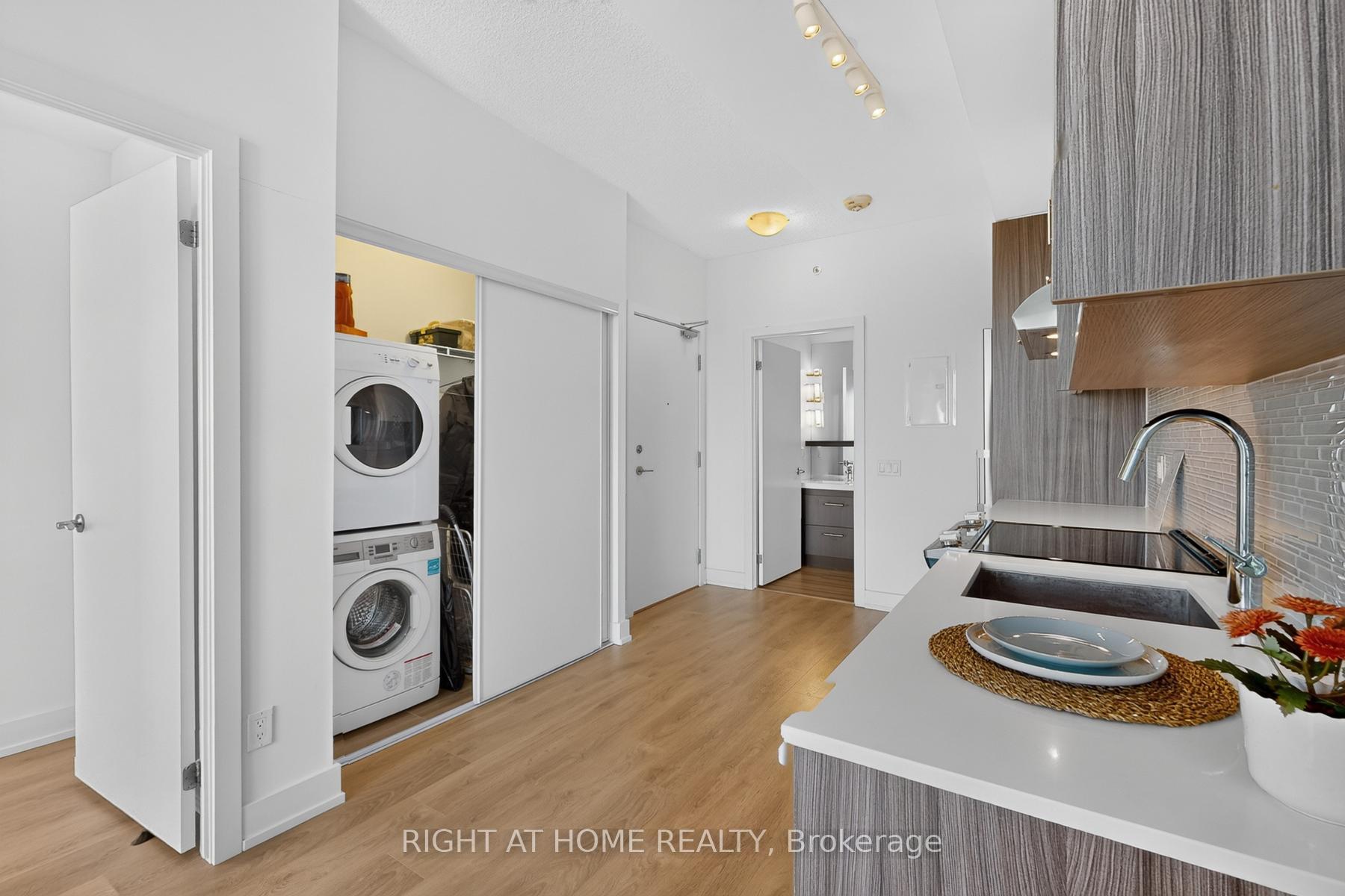 Photo 11 of Unit 7, 128 Fairview Mall Drive, North York, Don Valley Village — HOMEH