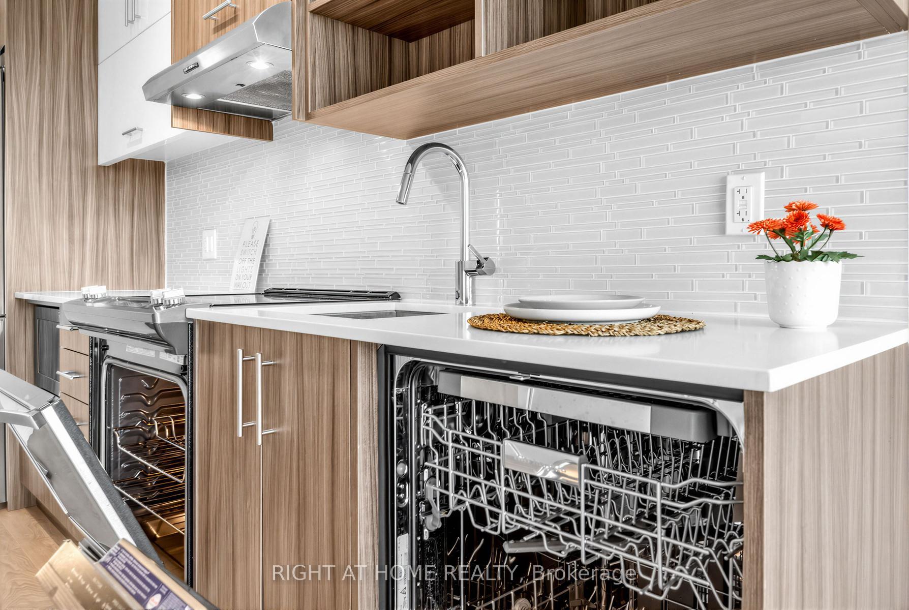 Photo 18 of Unit 7, 128 Fairview Mall Drive, North York, Don Valley Village — HOMEH