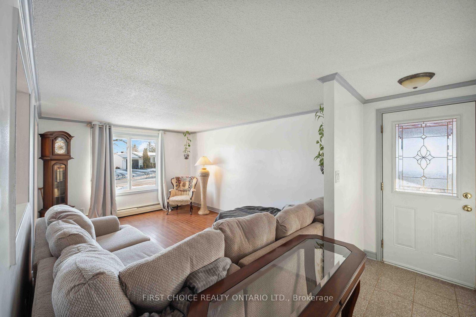 Photo 4 of 337 Amiens Street, Ottawa, Bilberry Creek/Queenswood Heights — HOMEH