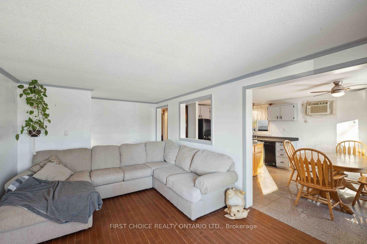 Photo 5 of 337 Amiens Street, Ottawa, Bilberry Creek/Queenswood Heights — HOMEH