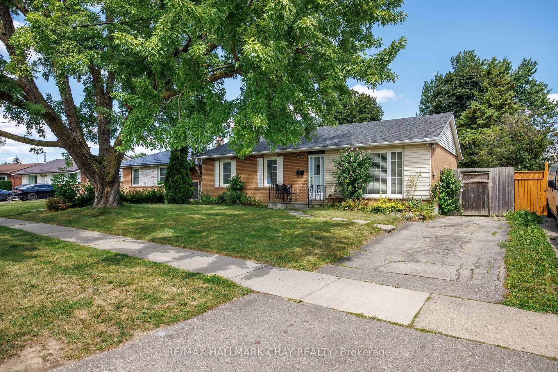 Photo 2 of 41 Aberdeen Crescent, Brampton, Avondale — HOMEH