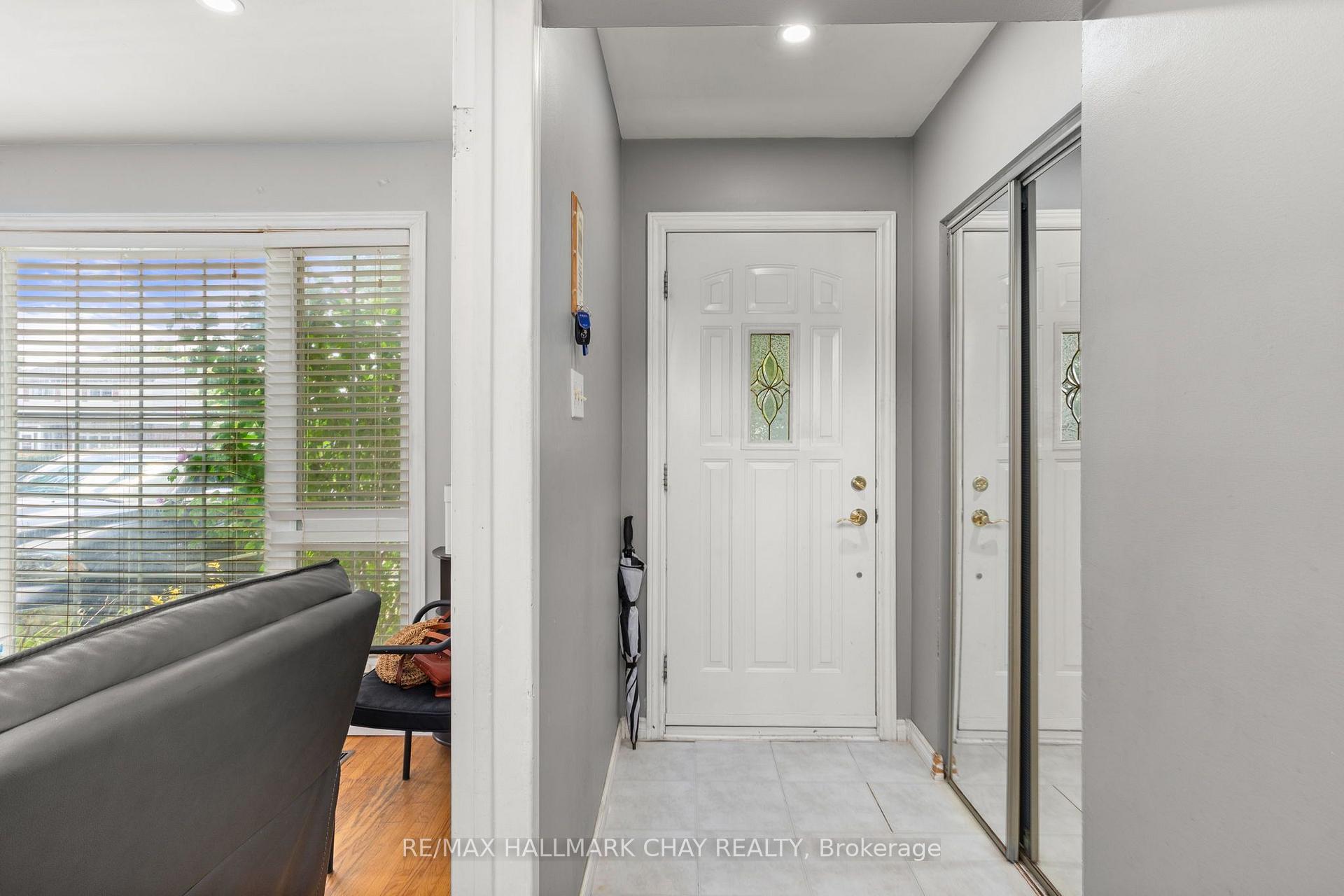 Photo 3 of 41 Aberdeen Crescent, Brampton, Avondale — HOMEH