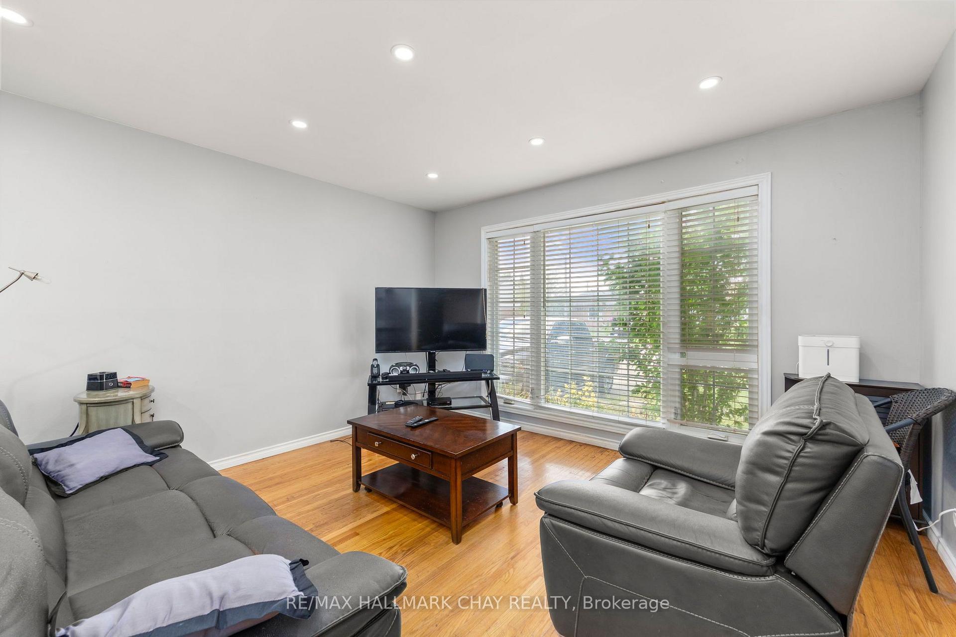 Photo 4 of 41 Aberdeen Crescent, Brampton, Avondale — HOMEH