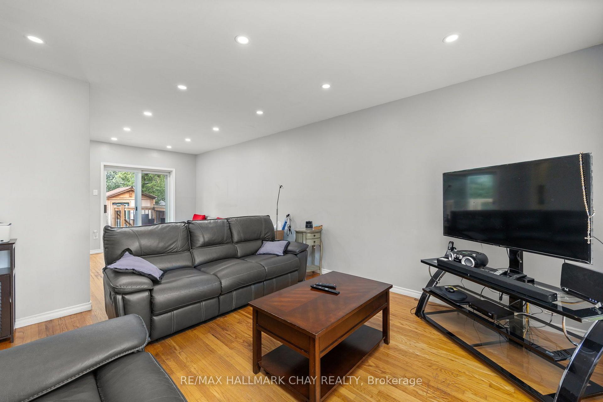 Photo 5 of 41 Aberdeen Crescent, Brampton, Avondale — HOMEH