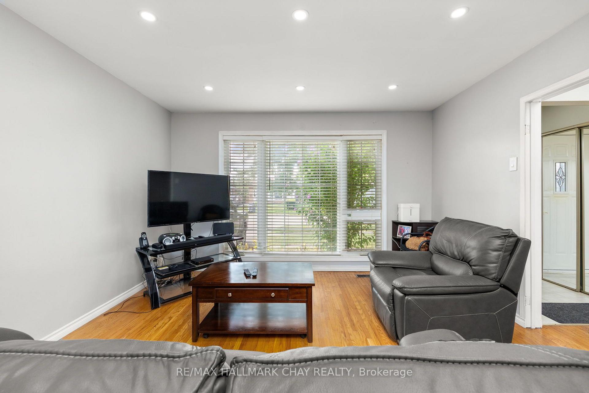 Photo 6 of 41 Aberdeen Crescent, Brampton, Avondale — HOMEH