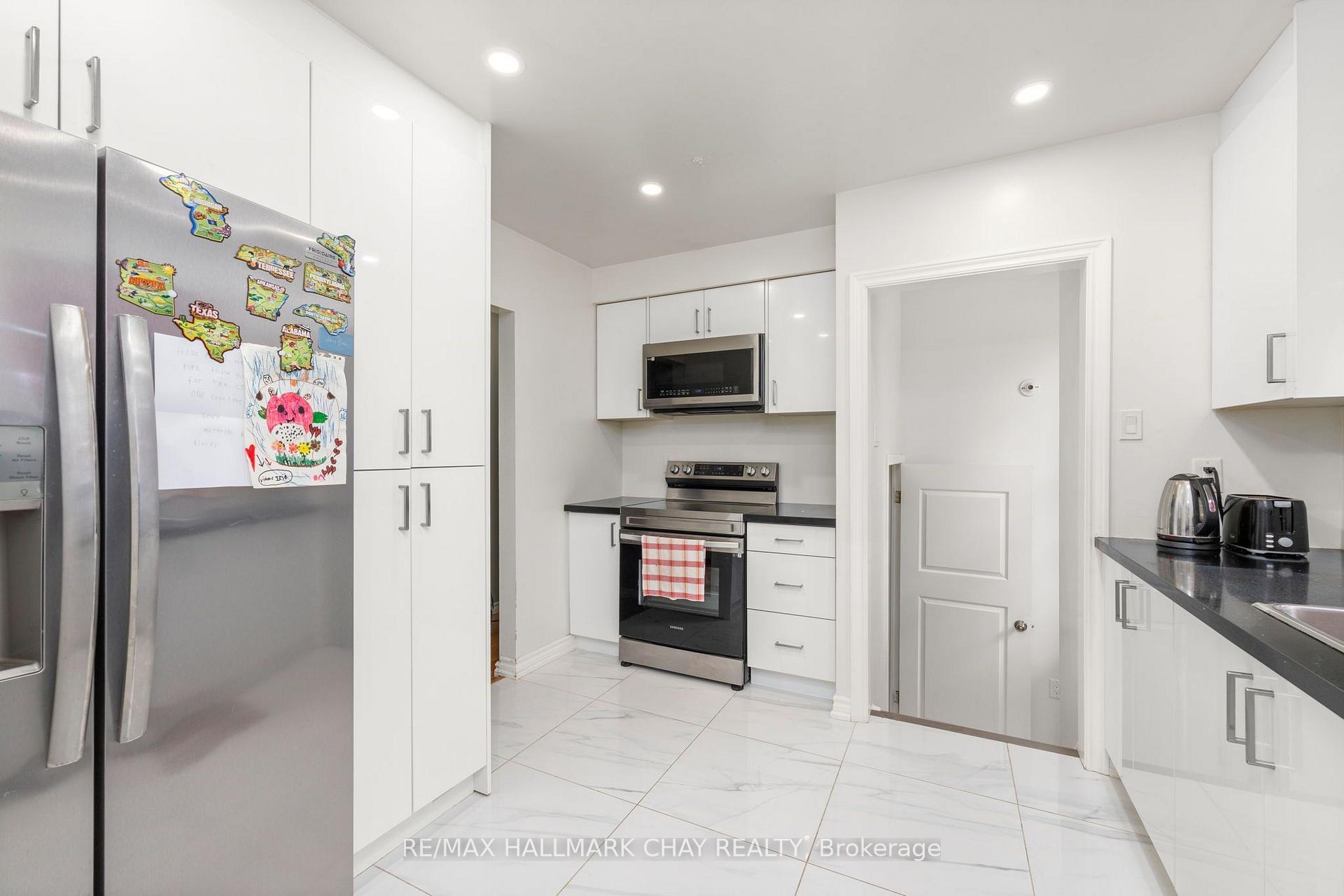Photo 10 of 41 Aberdeen Crescent, Brampton, Avondale — HOMEH