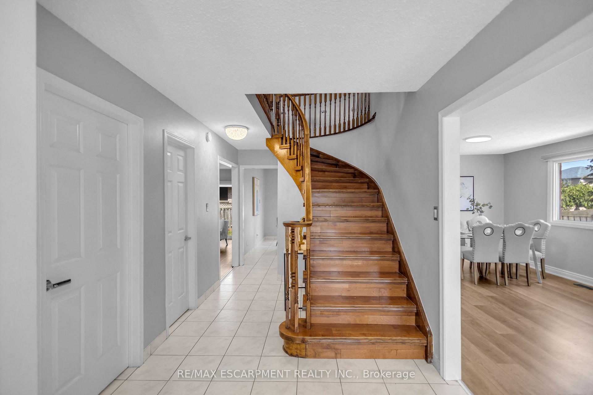 Photo 8 of 31 Vega Crescent, Hamilton, Stoney Creek — HOMEH