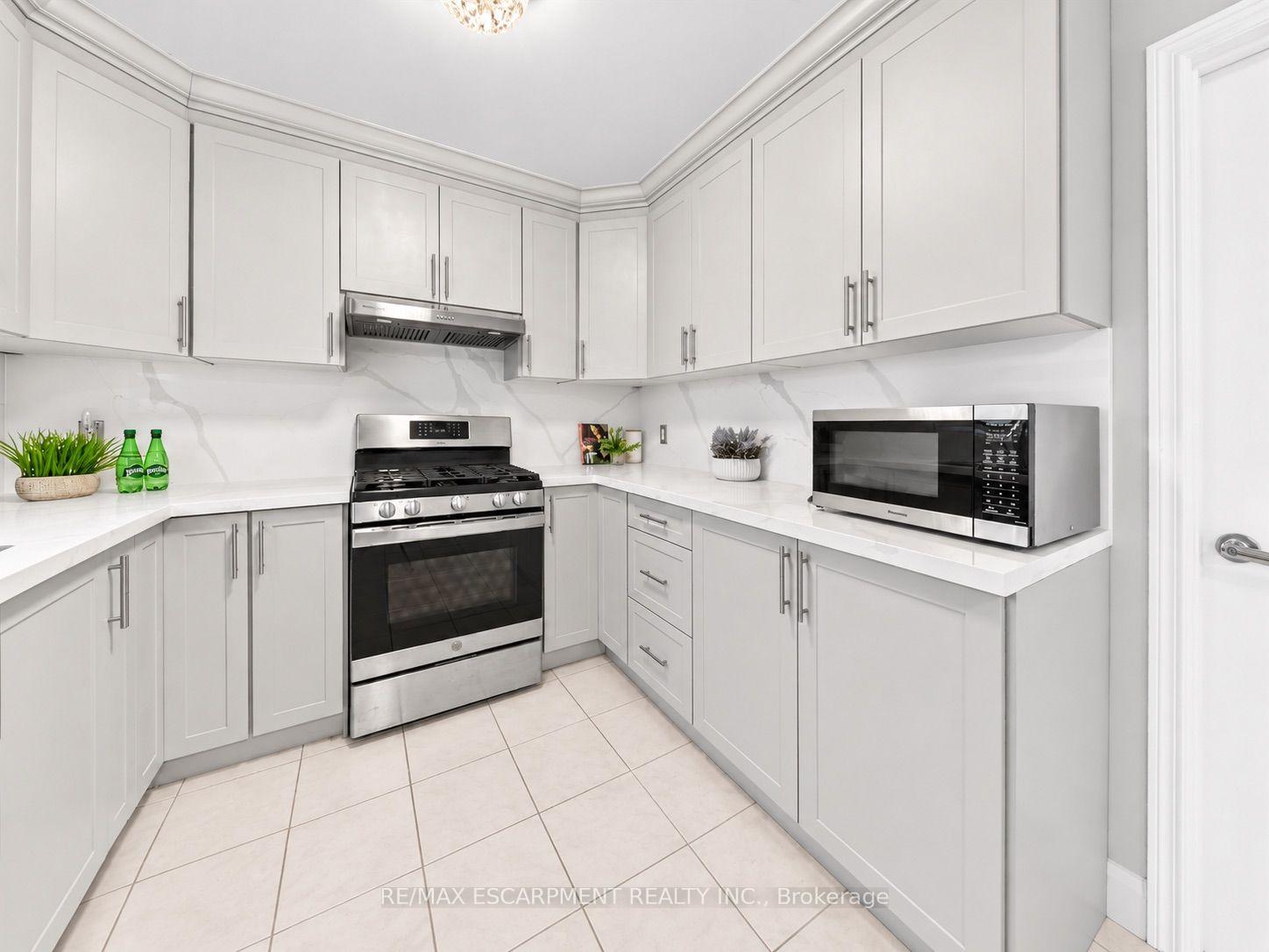 Photo 14 of 31 Vega Crescent, Hamilton, Stoney Creek — HOMEH