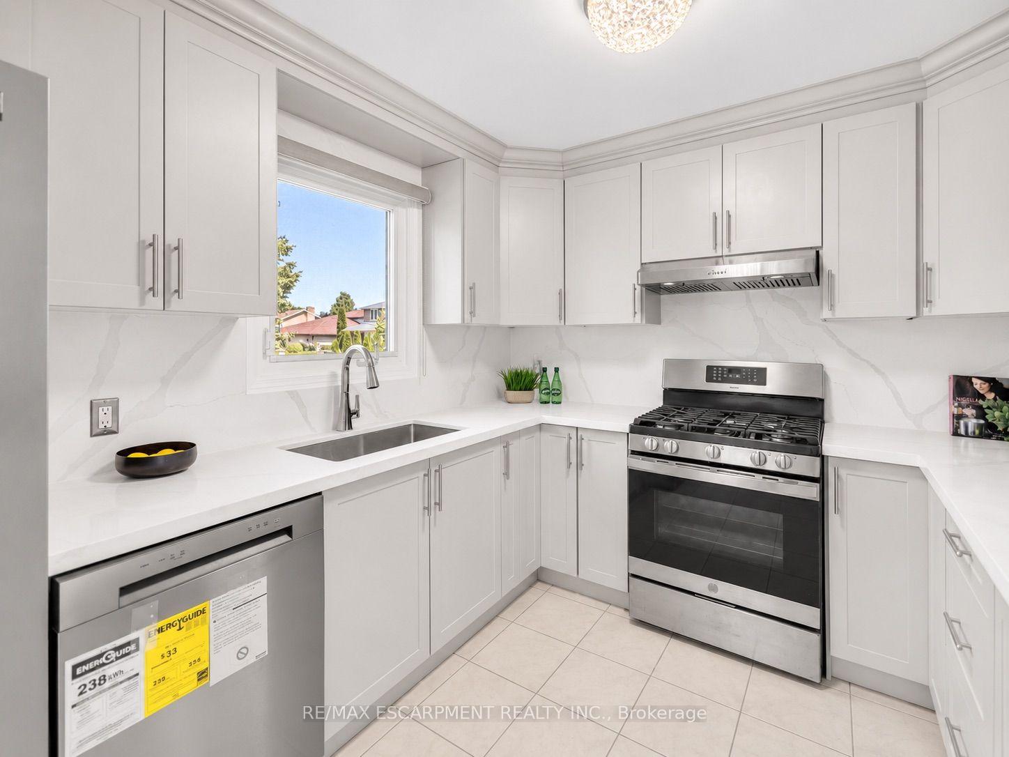 Photo 15 of 31 Vega Crescent, Hamilton, Stoney Creek — HOMEH