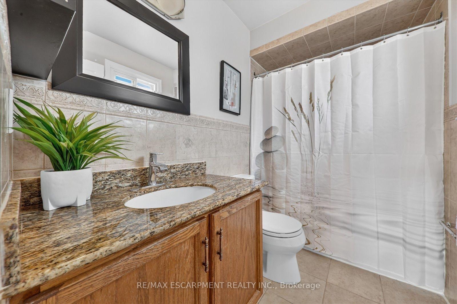 Photo 25 of 31 Vega Crescent, Hamilton, Stoney Creek — HOMEH