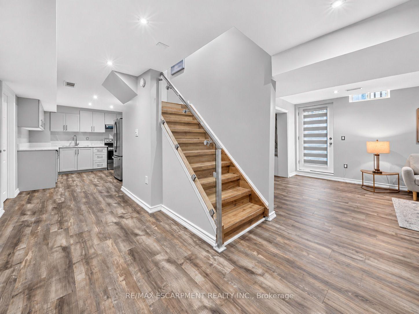 Photo 32 of 31 Vega Crescent, Hamilton, Stoney Creek — HOMEH