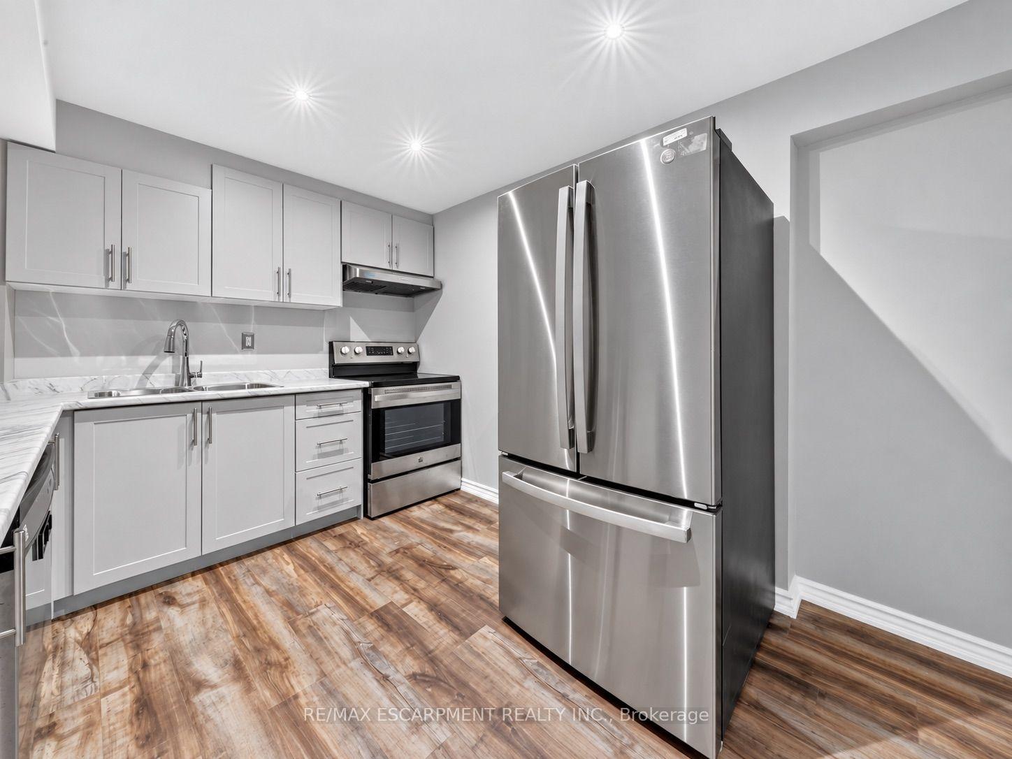 Photo 33 of 31 Vega Crescent, Hamilton, Stoney Creek — HOMEH