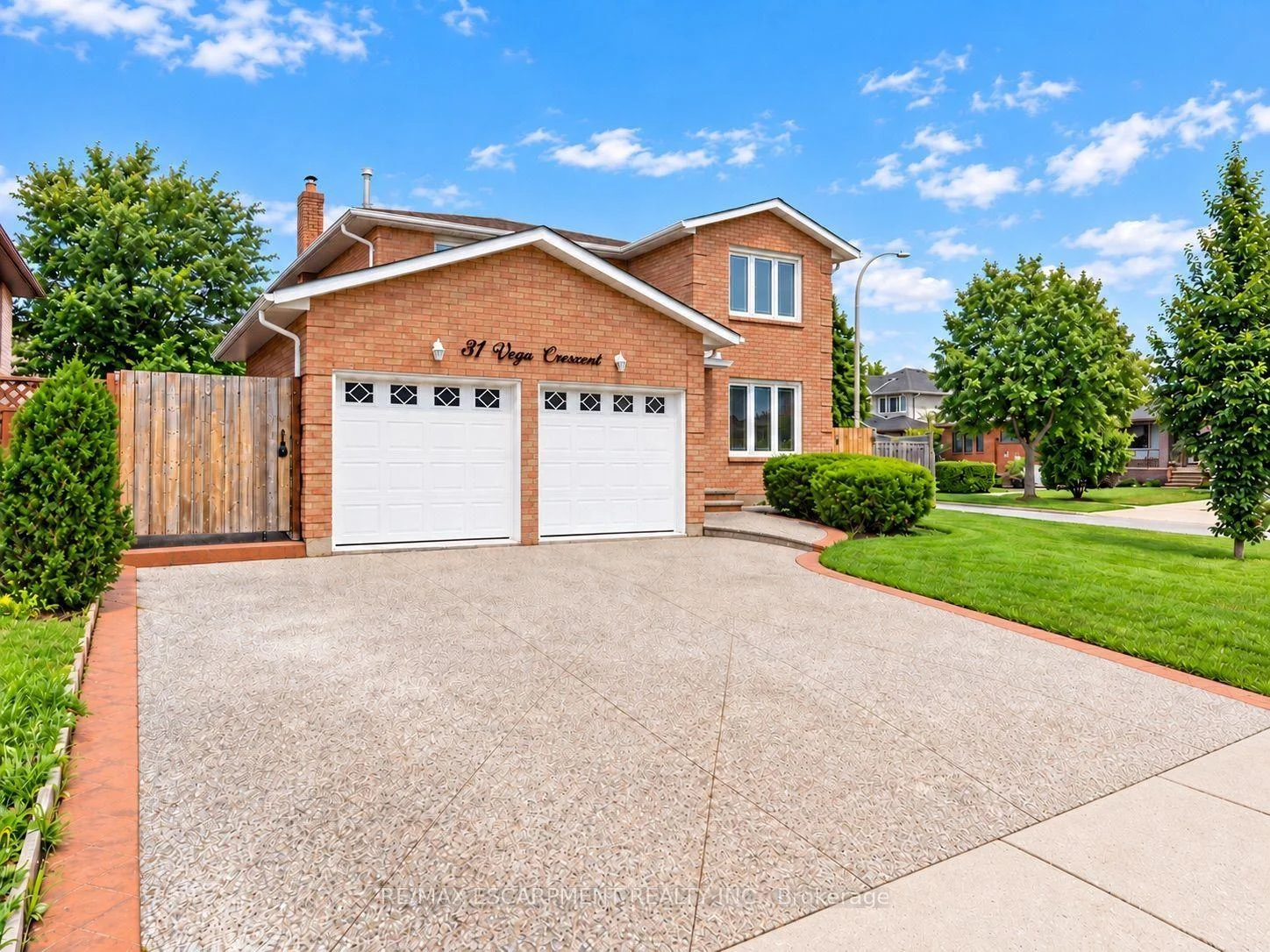 Photo 3 of 31 Vega Crescent, Hamilton, Stoney Creek — HOMEH