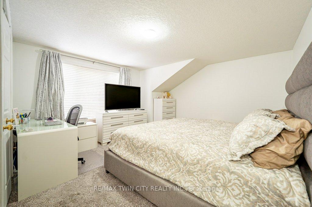 Photo 15 of 41 Madeleine Street, Kitchener, Huron Park — HOMEH