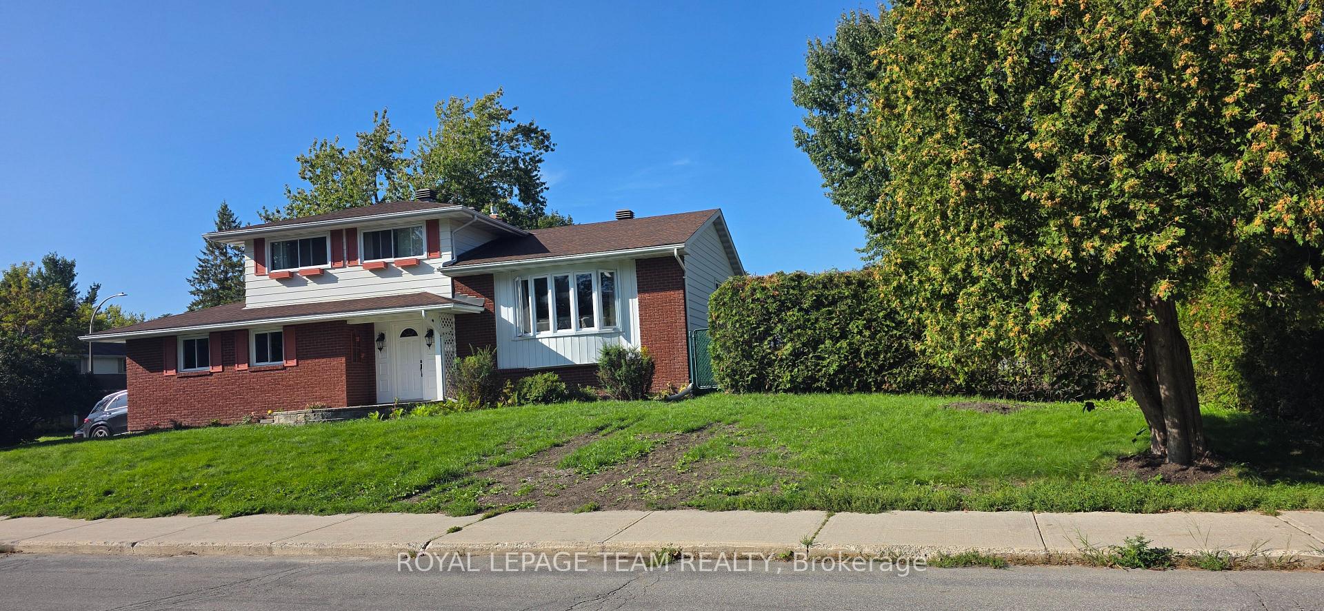 Photo 2 of 13 Ridgeburn Gate, Ottawa, Blackburn Hamlet — HOMEH