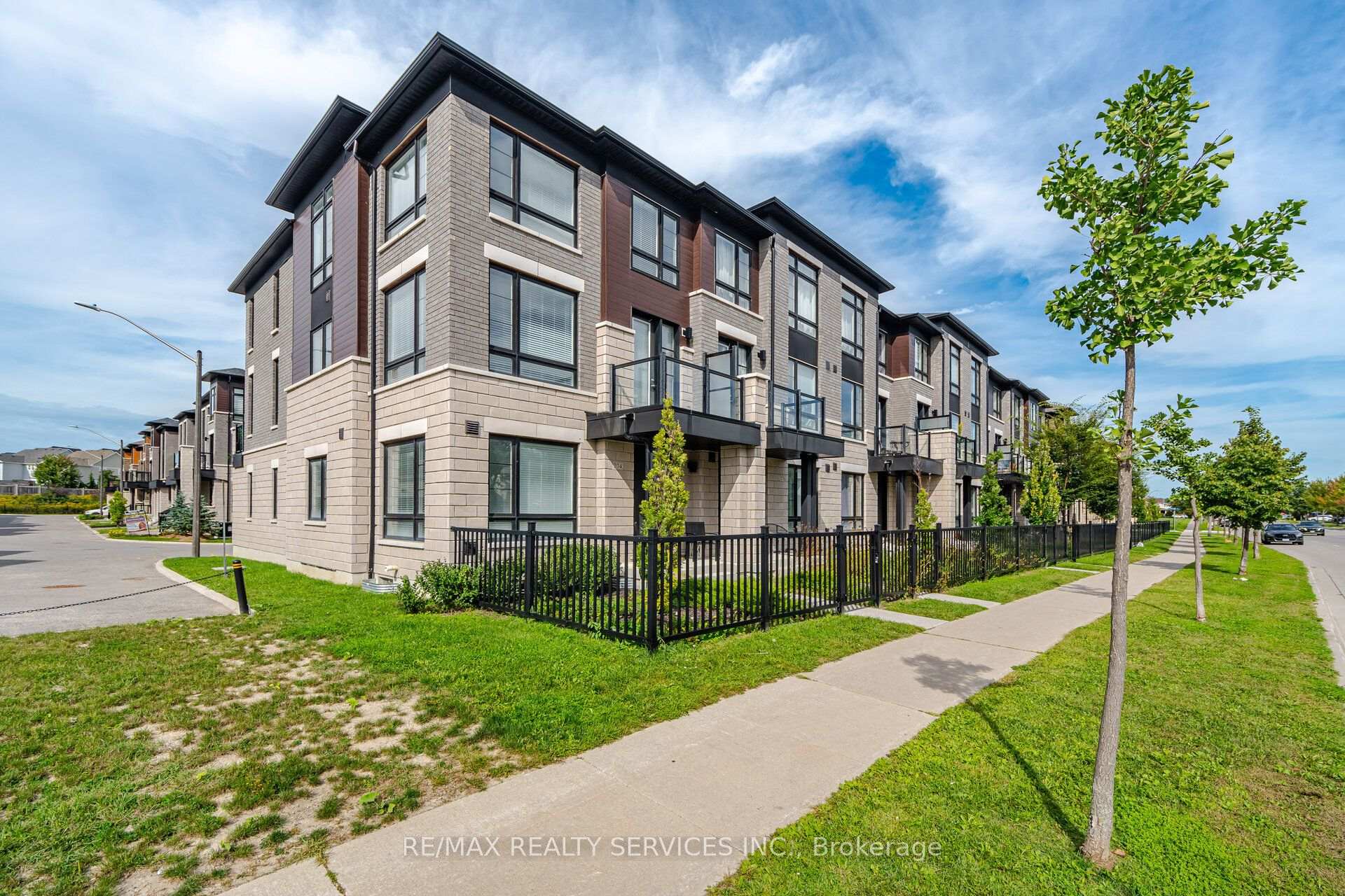 Photo 2 of 274 Carnwith Drive E, Whitby, Brooklin — HOMEH