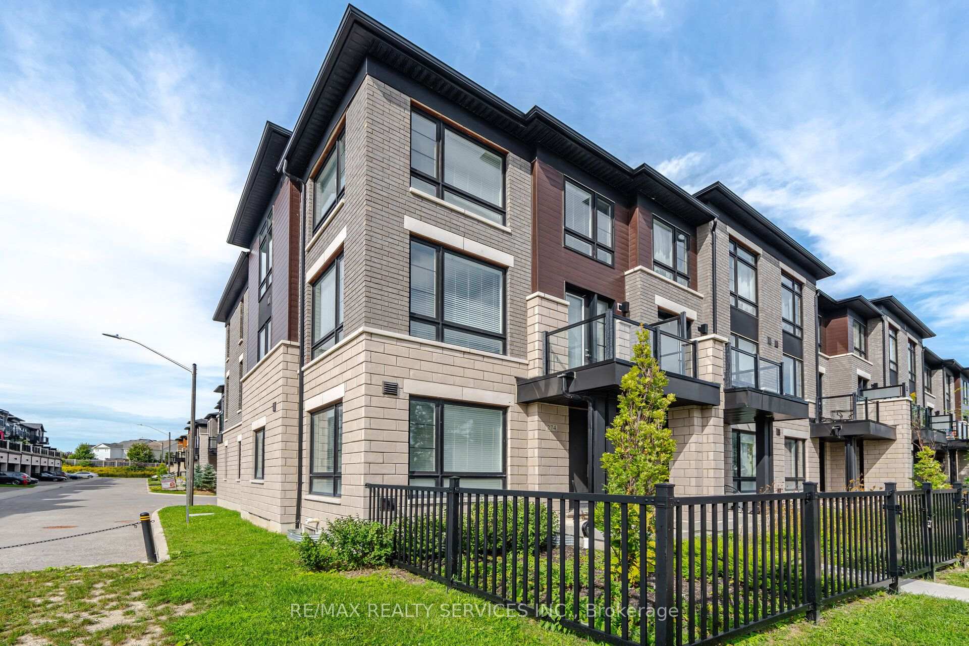Photo 3 of 274 Carnwith Drive E, Whitby, Brooklin — HOMEH