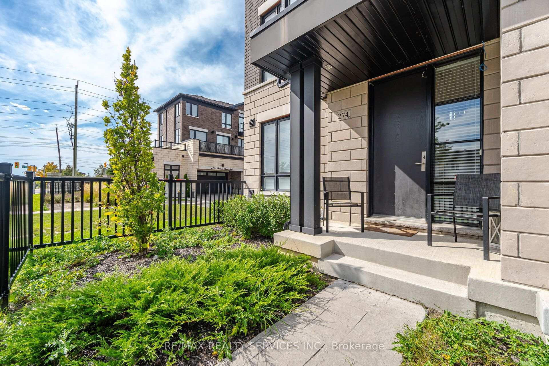 Photo 4 of 274 Carnwith Drive E, Whitby, Brooklin — HOMEH