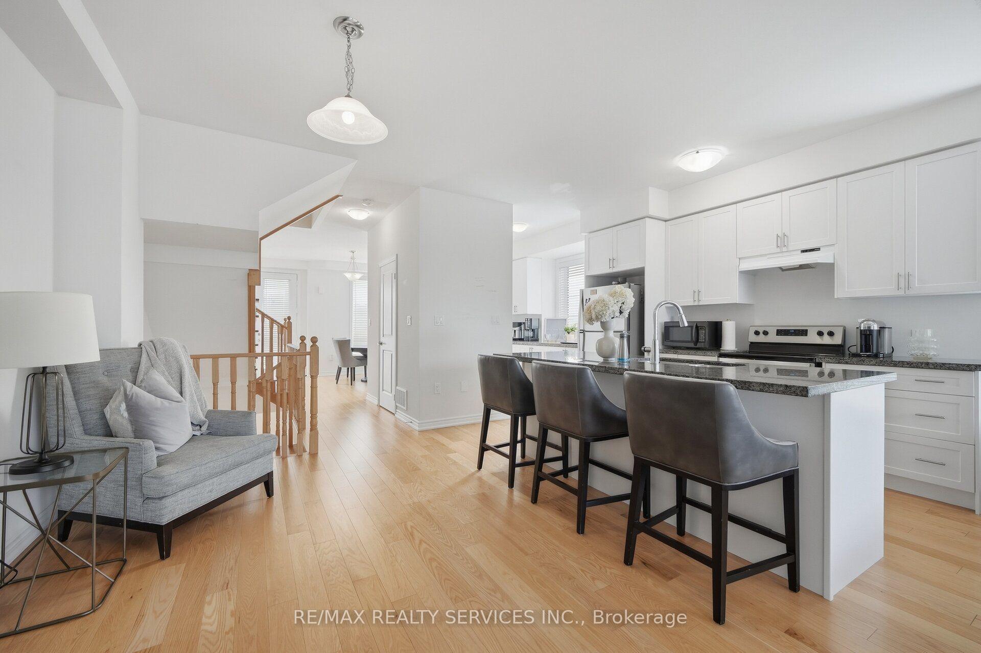 Photo 5 of 274 Carnwith Drive E, Whitby, Brooklin — HOMEH
