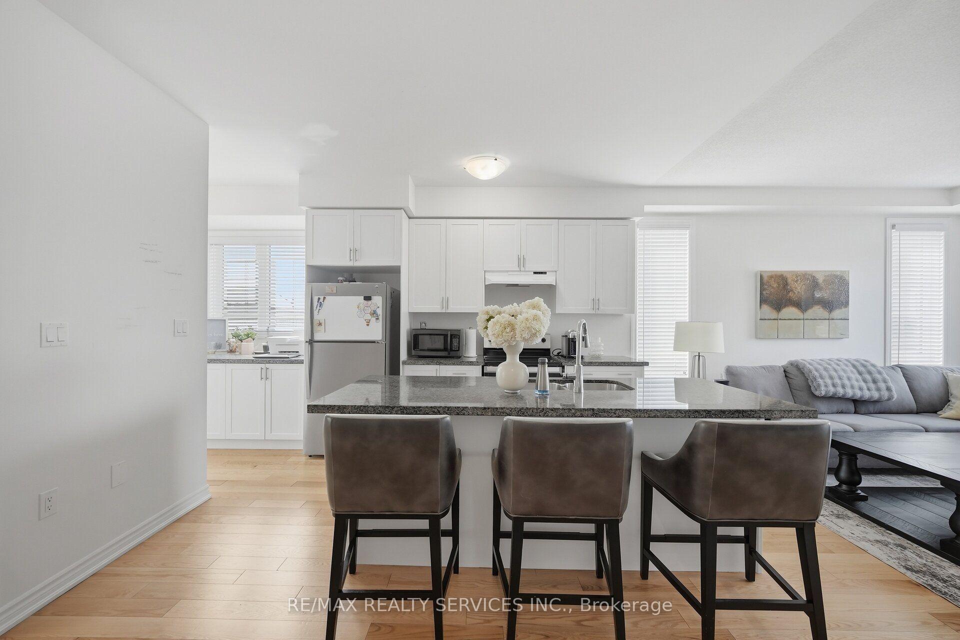 Photo 6 of 274 Carnwith Drive E, Whitby, Brooklin — HOMEH