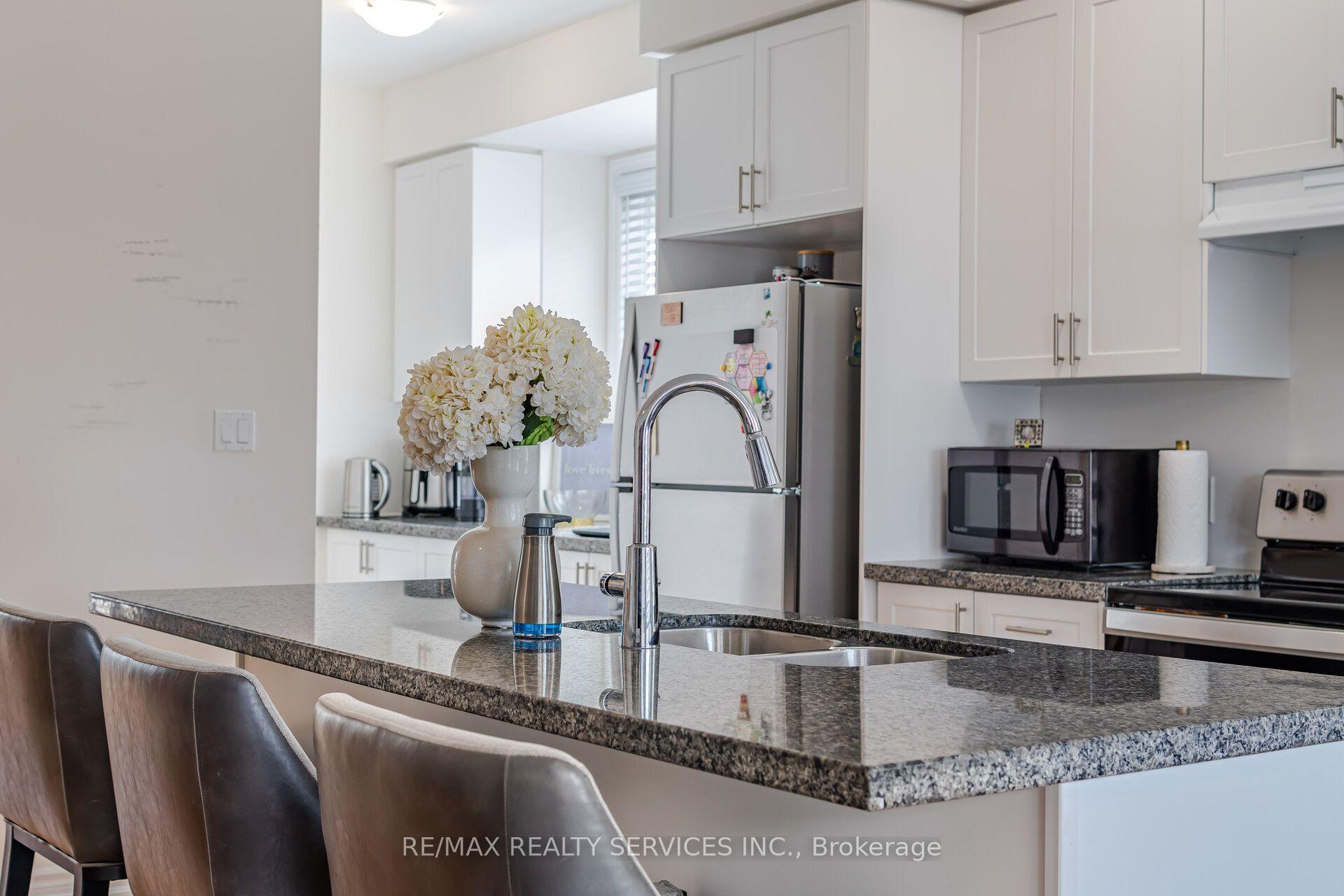 Photo 7 of 274 Carnwith Drive E, Whitby, Brooklin — HOMEH