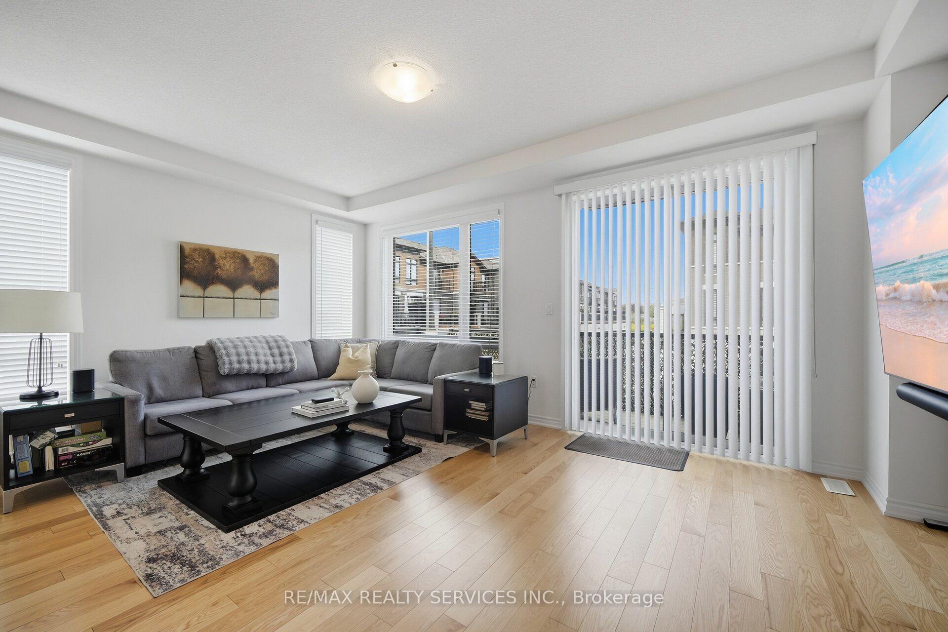 Photo 11 of 274 Carnwith Drive E, Whitby, Brooklin — HOMEH