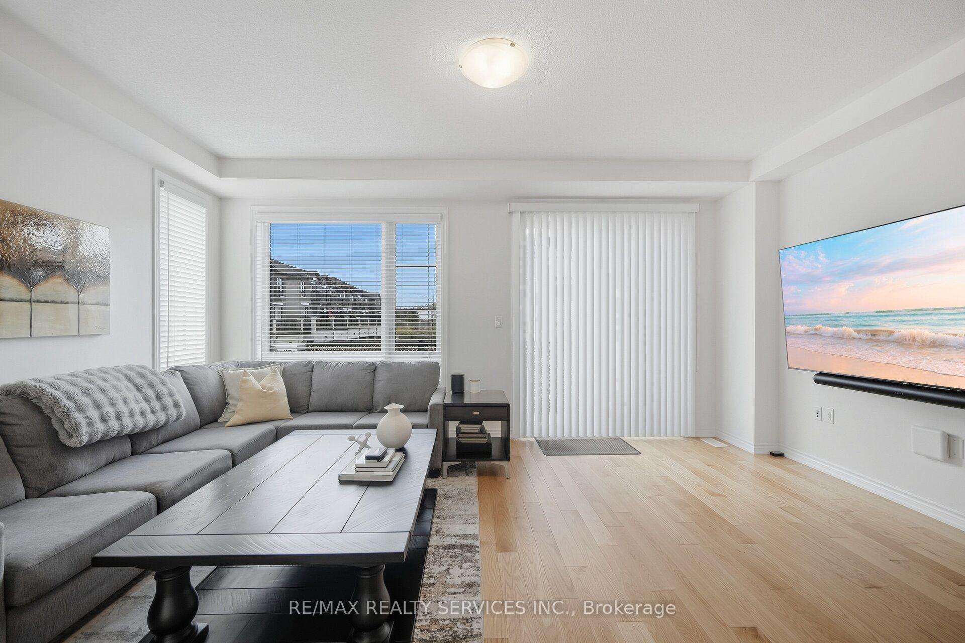 Photo 12 of 274 Carnwith Drive E, Whitby, Brooklin — HOMEH