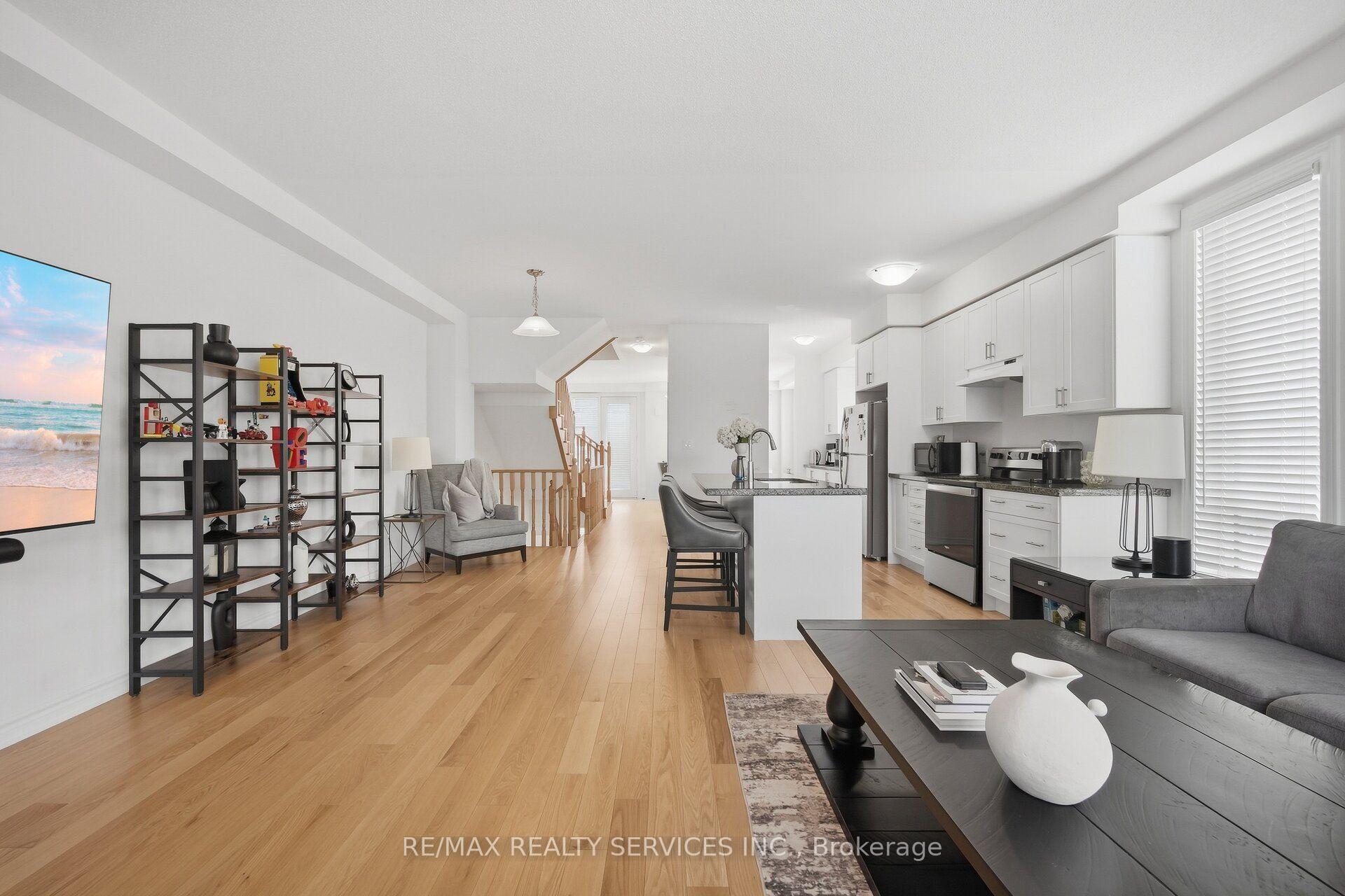 Photo 15 of 274 Carnwith Drive E, Whitby, Brooklin — HOMEH