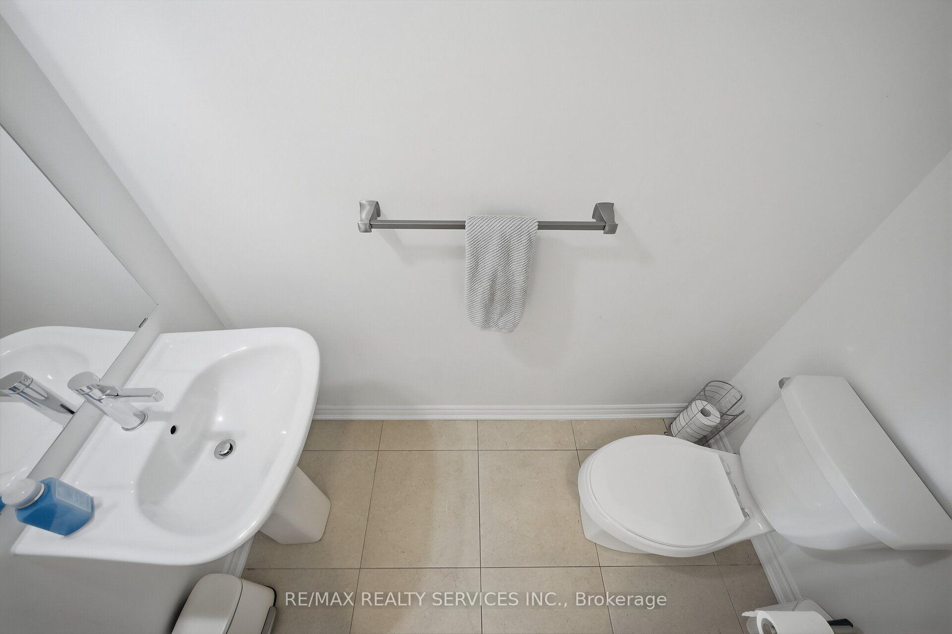 Photo 19 of 274 Carnwith Drive E, Whitby, Brooklin — HOMEH