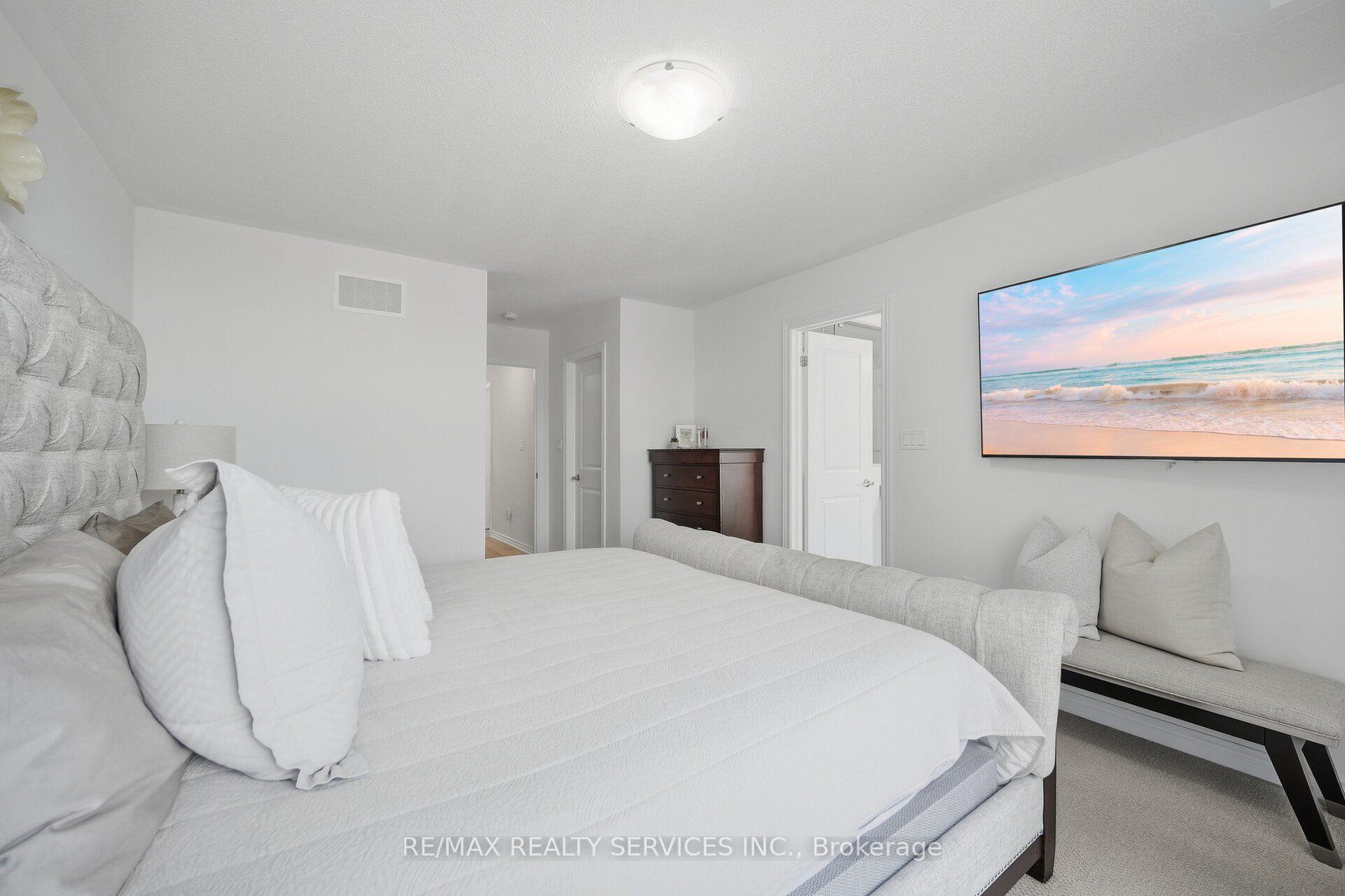 Photo 24 of 274 Carnwith Drive E, Whitby, Brooklin — HOMEH
