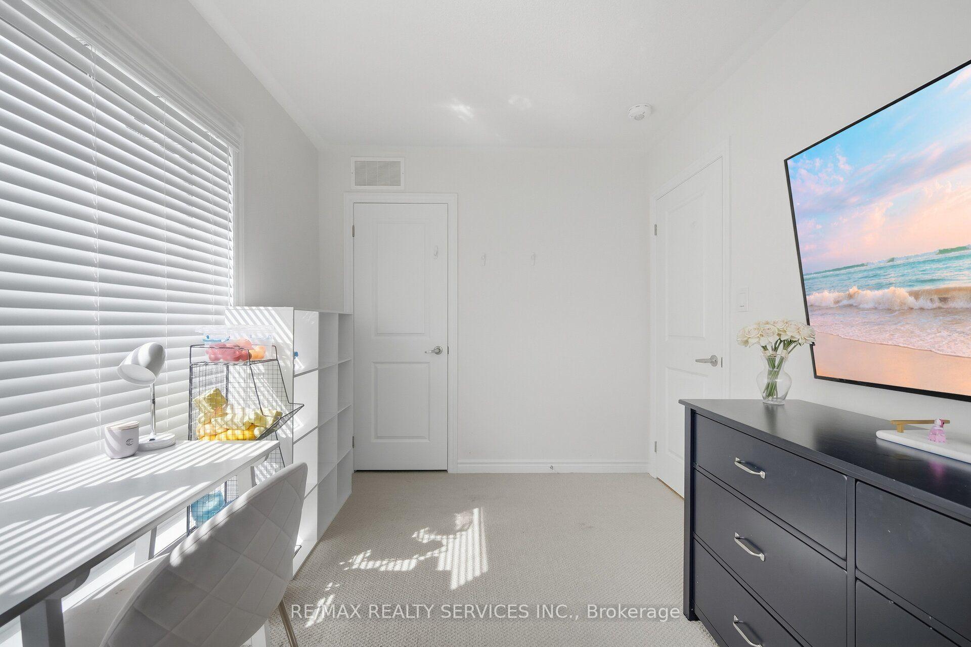 Photo 35 of 274 Carnwith Drive E, Whitby, Brooklin — HOMEH