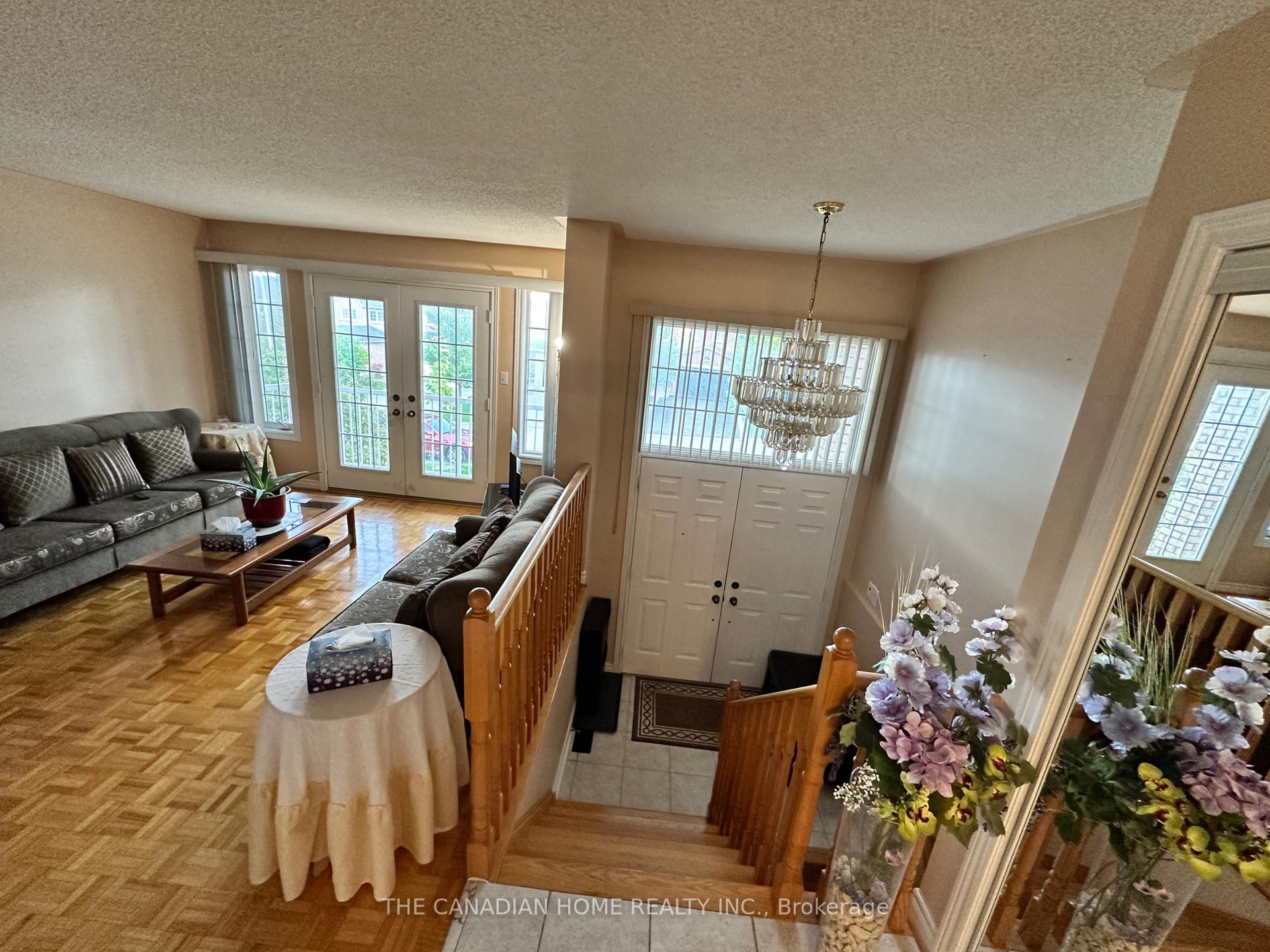 Photo 2 of 131 Colombo Crescent, Vaughan, Maple — HOMEH