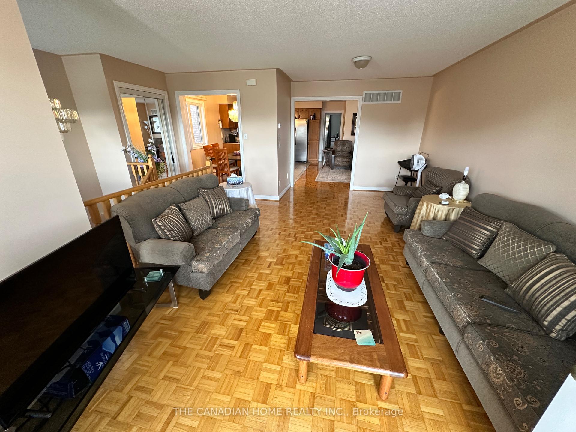 Photo 3 of 131 Colombo Crescent, Vaughan, Maple — HOMEH