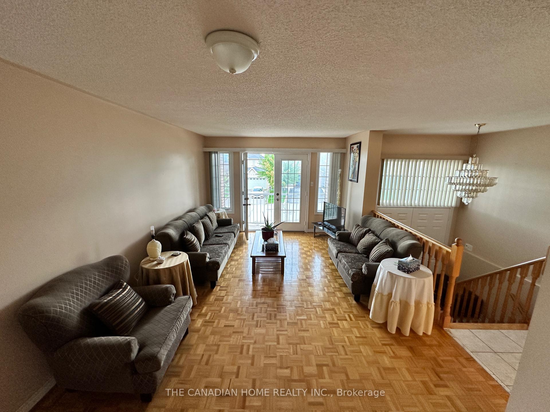 Photo 4 of 131 Colombo Crescent, Vaughan, Maple — HOMEH