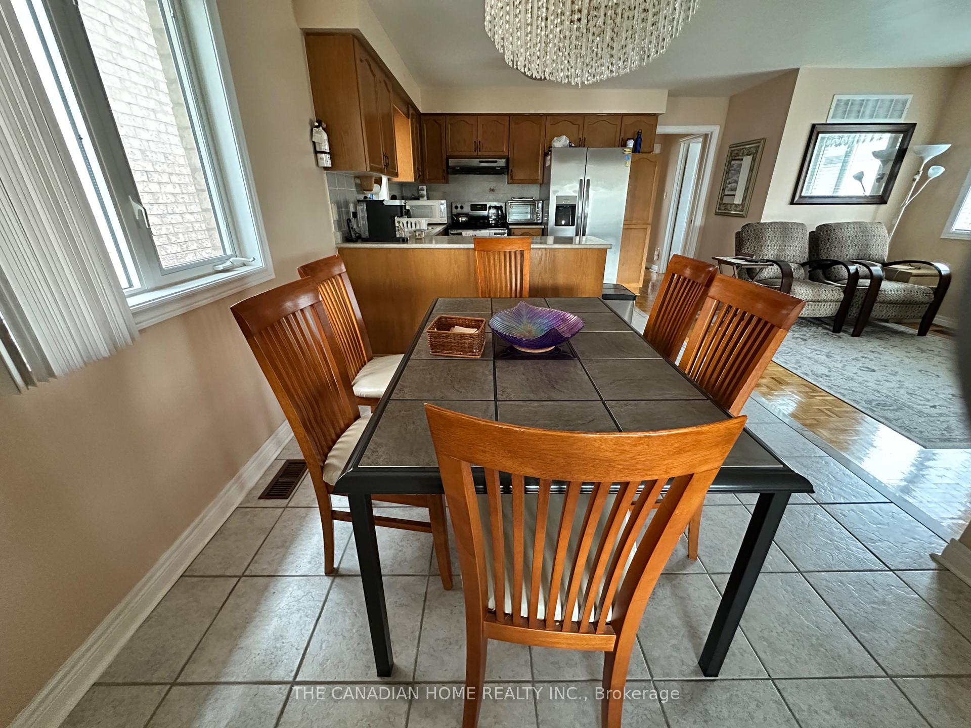 Photo 5 of 131 Colombo Crescent, Vaughan, Maple — HOMEH