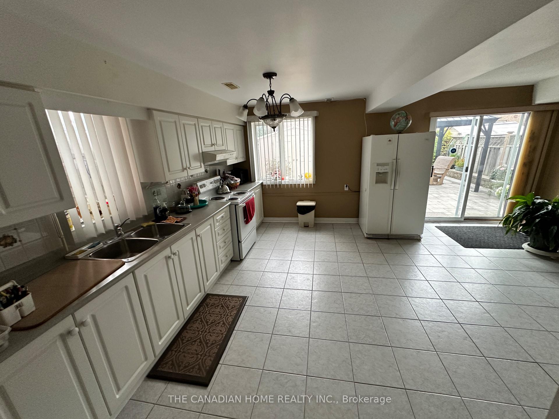 Photo 16 of 131 Colombo Crescent, Vaughan, Maple — HOMEH