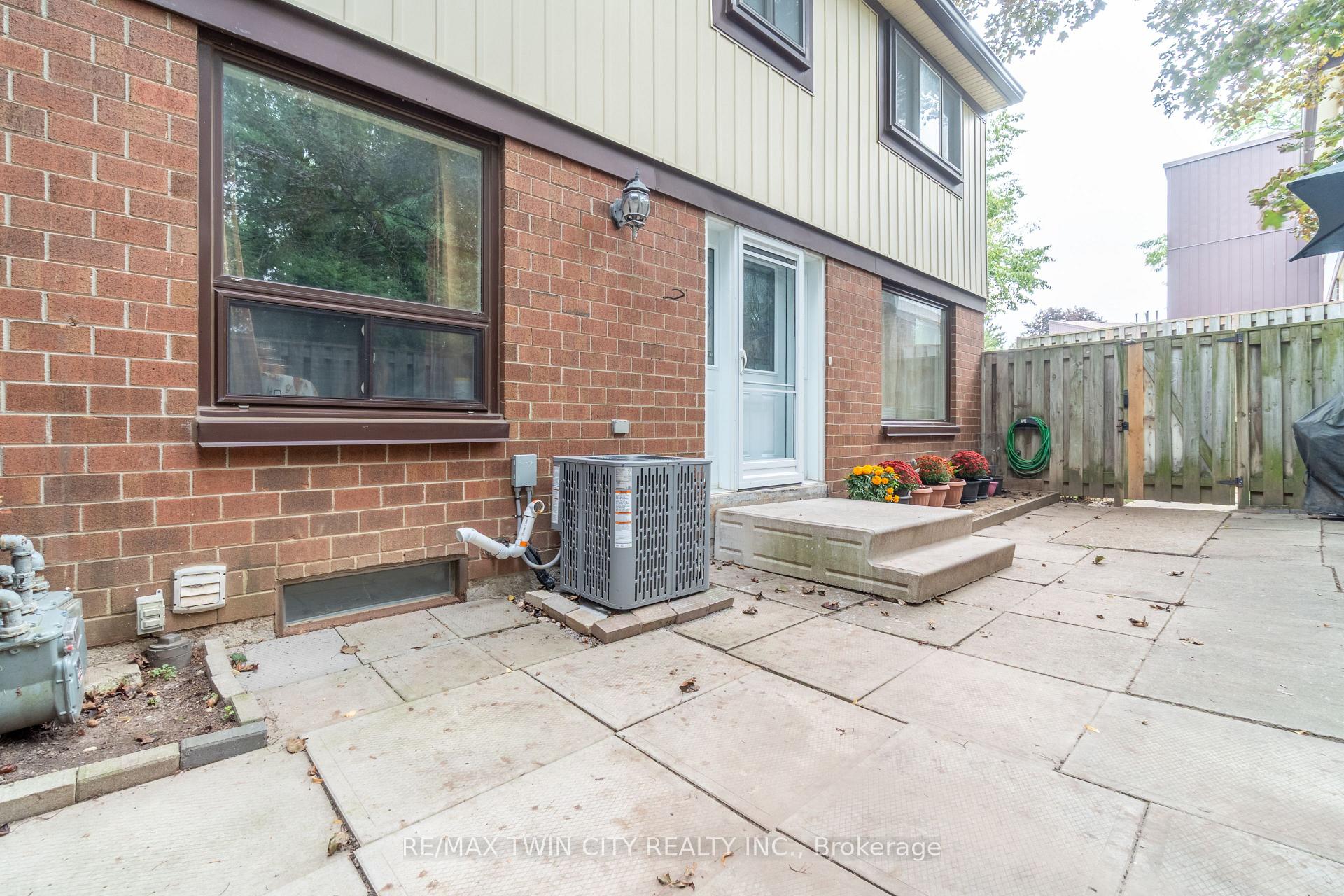 Photo 4 of Unit 121, 45 Marksam Road, Guelph, Willow West/Sugarbush/West Acres — HOMEH