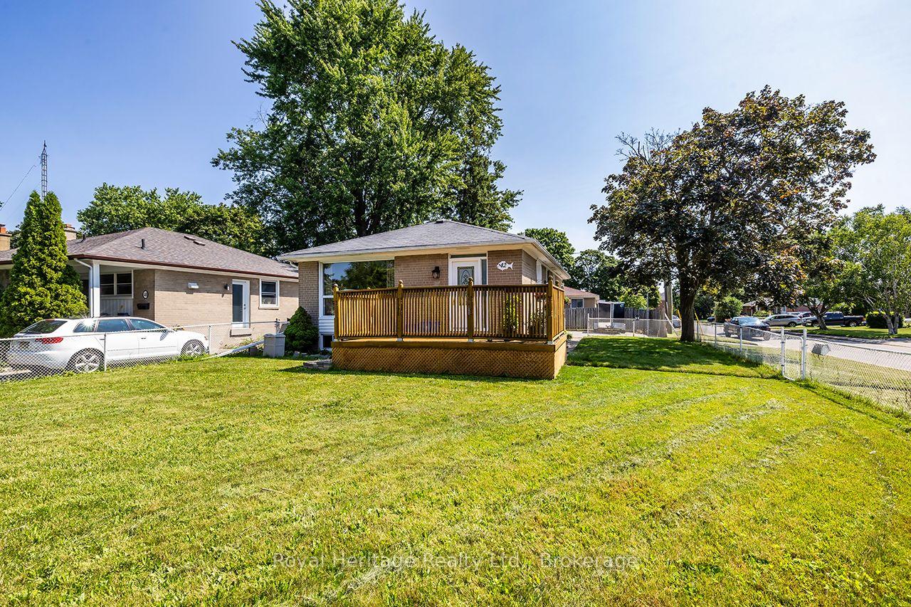 Photo 2 of 42 Thorncroft Crescent, Ajax, South East — HOMEH